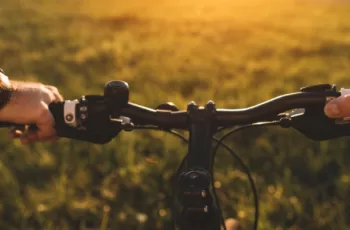 Praticar atividades ao ar livre não é apenas uma maneira de manter o corpo em forma, mas também um caminho para melhorar a saúde mental e o bem-estar geral. (Divulgação)