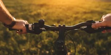 Praticar atividades ao ar livre não é apenas uma maneira de manter o corpo em forma, mas também um caminho para melhorar a saúde mental e o bem-estar geral. (Divulgação)