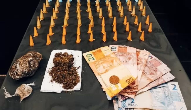 A GCM encontrou com a mulher 69 pinos de cocaína, três porções de maconha e R$ 69 em dinheiro. (Divulgação)