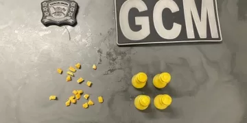 Durante as buscas no interior do carro, foram encontradas 19 porções de crack e 4 frascos de perfume, materiais relacionados ao tráfico de drogas. (Divulgação)