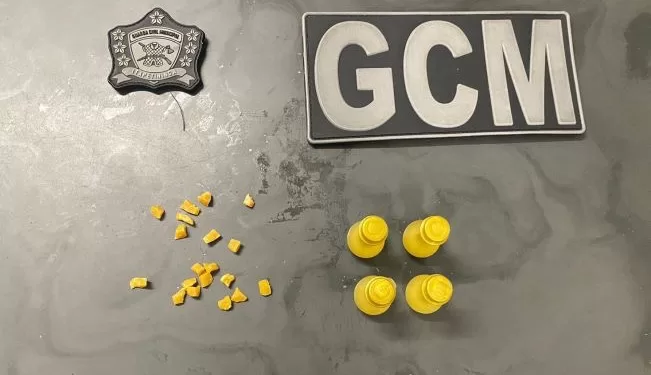 Durante as buscas no interior do carro, foram encontradas 19 porções de crack e 4 frascos de perfume, materiais relacionados ao tráfico de drogas. (Divulgação)