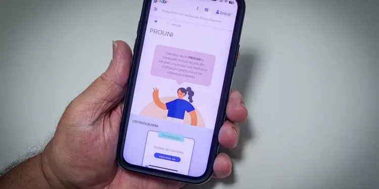 Criado em 2004, o Programa Universidade para Todos (Prouni) oferta bolsas de estudo integrais e parciais em cursos de graduação e sequenciais de formação específica em instituições de educação superior privadas. (Agência Brasil)