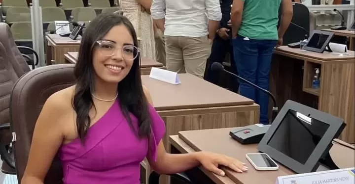 Filiada ao Partido Social Democrático (PSD), Júlia inicia seu mandato com o desafio de trazer renovação e inovação à política local.