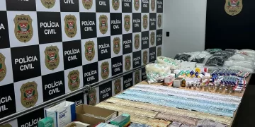 Durante as buscas, a polícia encontrou milhares de microtubos, remédios de uso exclusivo de hospitais. (Divulgação)