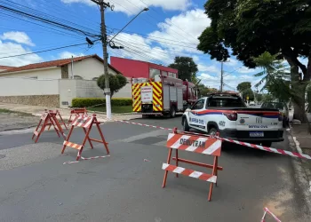 A Defesa Civil Municipal e o Corpo de Bombeiros permanecem no local monitorando a área. (Divulgação)