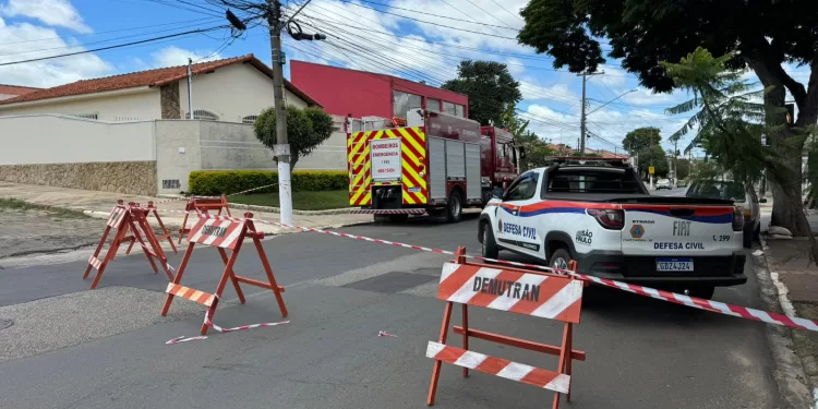 A Defesa Civil Municipal e o Corpo de Bombeiros permanecem no local monitorando a área. (Divulgação)