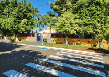 A unidade de ensino tem capacidade para receber aproximadamente 160 crianças, com idades entre 4 meses a 5 anos.