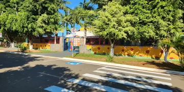 A unidade de ensino tem capacidade para receber aproximadamente 160 crianças, com idades entre 4 meses a 5 anos.