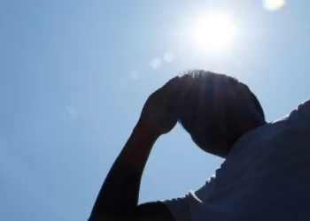 É importante adotar medidas preventivas, como ingestão de água e uso de protetor solar.