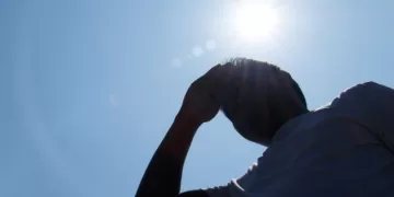 É importante adotar medidas preventivas, como ingestão de água e uso de protetor solar.