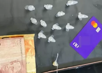 Na revista pessoal, ao verificarem a pochete do suspeito, os guardas localizaram 18 pino contendo pó branco, supostamente cocaína, uma pedra de crack, um celular e dinheiro. (Divulgação)