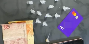 Na revista pessoal, ao verificarem a pochete do suspeito, os guardas localizaram 18 pino contendo pó branco, supostamente cocaína, uma pedra de crack, um celular e dinheiro. (Divulgação)