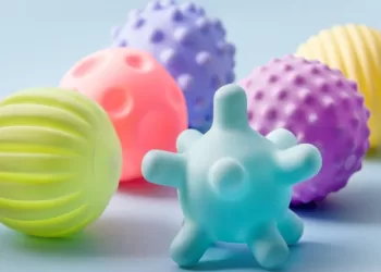 Os participantes terão a oportunidade de montar livros, com ilustrações em alto relevo, recurso muito utilizado para estimular bebês de 4 meses a 2 anos. (Divulgação)