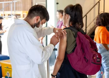 Aqueles que ainda não fizeram a imunização contra febre amarela, que não possuem a carteira de vacinação ou têm dúvidas se foram vacinados, devem buscar uma Unidade Básica de Saúde (UBS) mais próxima. A pessoa apresenta os sintomas iniciais da febre amarela de 3 a 6 dias após ter sido infectada. O vírus da febre amarela apresenta um ciclo silvestre no qual os principais vetores são os mosquitos dos gêneros Haemagogus e Sabethes. Nesse ciclo, o homem participa como um hospedeiro acidental ao adentrar áreas de mata quando não vacinado. Os primatas também atuam como hospedeiros amplificadores do vírus que, nesse ciclo, são considerados hospedeiros acidentais. Recomendação da imunização contra febre amarela O Ministério da Saúde (MS) atualizou em 2020 a recomendação de imunização contra febre amarela da seguinte forma: Para crianças menores de 5 anos de idade são duas doses, a primeira aos 9 meses e a segunda aos 4 anos. Para crianças a partir dos 5 anos, a vacina é dose única. Caso a pessoa tenha recebido apenas uma dose da vacina antes de completar 5 anos de idade, deverá receber uma dose adicional, independentemente da idade em que o indivíduo procure o serviço de vacinação. A imunização contra febre amarela faz parte do calendário de vacinação e está disponível em todas as UBS do Estado. Além da imunização, é fundamental adotar medidas de proteção individual, como: Uso de calças e camisas de manga longa; Sapatos fechados; Aplicação de repelente nas áreas expostas do corpo; Uso de mosquiteiro nos berços e carrinhos de crianças menores de 6 meses de idade. Doses da vacina Neste ano, o estado recebeu 600 mil doses de doses para a vacinação de rotina e mais 1,3 milhão de doses para a intensificação da imunização contra febre amarela por parte do MS. Em janeiro, a Secretaria de Estado da Saúde (SES) solicitou 6 milhões de doses da vacina contra a doença ao órgão federal para distribuição aos 645 municípios para atender à população não vacinada do estado. LEIA MAIS: Febre amarela: tire suas dúvidas sobre a doença Os sintomas iniciais da febre amarela são: Início súbito de febre; Calafrios; Dor de cabeça intensa; Dores musculares; Dores no corpo em geral; Náuseas e vômitos; Fadiga; Fraqueza.