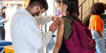 Aqueles que ainda não fizeram a imunização contra febre amarela, que não possuem a carteira de vacinação ou têm dúvidas se foram vacinados, devem buscar uma Unidade Básica de Saúde (UBS) mais próxima. A pessoa apresenta os sintomas iniciais da febre amarela de 3 a 6 dias após ter sido infectada. O vírus da febre amarela apresenta um ciclo silvestre no qual os principais vetores são os mosquitos dos gêneros Haemagogus e Sabethes. Nesse ciclo, o homem participa como um hospedeiro acidental ao adentrar áreas de mata quando não vacinado. Os primatas também atuam como hospedeiros amplificadores do vírus que, nesse ciclo, são considerados hospedeiros acidentais. Recomendação da imunização contra febre amarela O Ministério da Saúde (MS) atualizou em 2020 a recomendação de imunização contra febre amarela da seguinte forma: Para crianças menores de 5 anos de idade são duas doses, a primeira aos 9 meses e a segunda aos 4 anos. Para crianças a partir dos 5 anos, a vacina é dose única. Caso a pessoa tenha recebido apenas uma dose da vacina antes de completar 5 anos de idade, deverá receber uma dose adicional, independentemente da idade em que o indivíduo procure o serviço de vacinação. A imunização contra febre amarela faz parte do calendário de vacinação e está disponível em todas as UBS do Estado. Além da imunização, é fundamental adotar medidas de proteção individual, como: Uso de calças e camisas de manga longa; Sapatos fechados; Aplicação de repelente nas áreas expostas do corpo; Uso de mosquiteiro nos berços e carrinhos de crianças menores de 6 meses de idade. Doses da vacina Neste ano, o estado recebeu 600 mil doses de doses para a vacinação de rotina e mais 1,3 milhão de doses para a intensificação da imunização contra febre amarela por parte do MS. Em janeiro, a Secretaria de Estado da Saúde (SES) solicitou 6 milhões de doses da vacina contra a doença ao órgão federal para distribuição aos 645 municípios para atender à população não vacinada do estado. LEIA MAIS: Febre amarela: tire suas dúvidas sobre a doença Os sintomas iniciais da febre amarela são: Início súbito de febre; Calafrios; Dor de cabeça intensa; Dores musculares; Dores no corpo em geral; Náuseas e vômitos; Fadiga; Fraqueza.