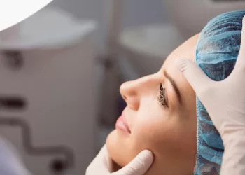 Durante o curso, as participantes aprenderão técnicas especializadas para a depilação facial com linhas, método amplamente utilizado por sua precisão e menor agressão à pele. (Divulgação)