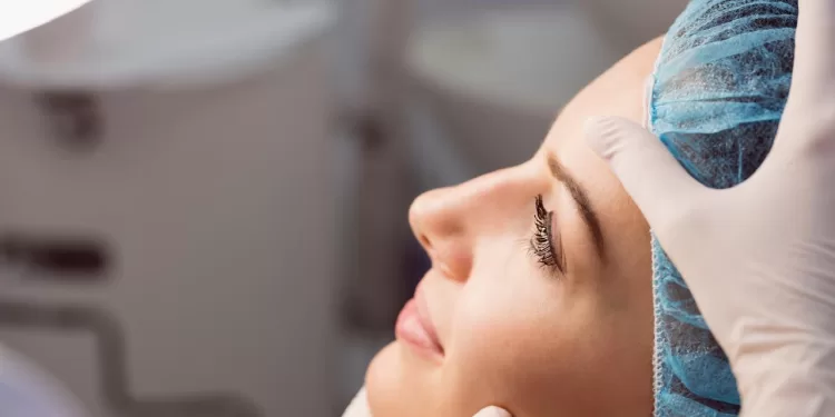 Durante o curso, as participantes aprenderão técnicas especializadas para a depilação facial com linhas, método amplamente utilizado por sua precisão e menor agressão à pele. (Divulgação)