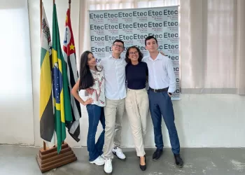 Jovens da Etec Darcy Pereira de Moraes criaram alternativa eficiente e de baixo custo para realizar experimentos | Foto: Divulgação