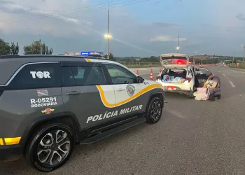 Durante abordagem foi possível visualizar diversas peças de roupas jogadas no veículo, todas elas com etiquetas da loja de departamentos “Pernambucanas”. (Divulgação)