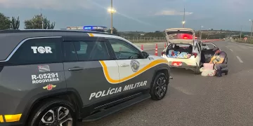 Durante abordagem foi possível visualizar diversas peças de roupas jogadas no veículo, todas elas com etiquetas da loja de departamentos “Pernambucanas”. (Divulgação)