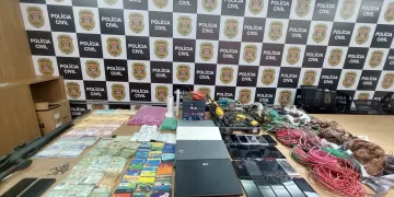 As investigações iniciaram após a identificação de que um dos suspeitos, mesmo condenado por tráfico de drogas, continuava a operar no comércio ilícito. (Divulgação/Policia Civil)