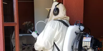 A nebulização age diretamente nos possíveis focos do mosquito que muitas vezes podem estar escondidos em locais de difícil acesso e nos acúmulos de água. (Divulgação)