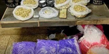 Foram encontrados 2,040 kg de cocaína, além de dois potes contendo uma mistura para preparo da droga, um aparelho celular e diversos apetrechos típicos do tráfico. (Divulgação)
