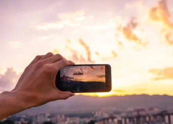 Os cursos são oferecidos nas modalidades presencial e online, garantindo flexibilidade para os participantes que podem escolher a forma que melhor se adapta à sua rotina. (Divulgação)