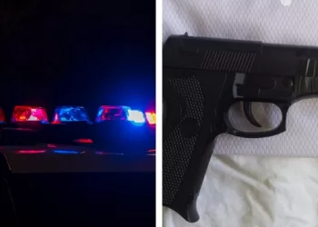 Com ele, os agentes encontraram uma sacola contendo um simulacro de arma de fogo, utilizado nos crimes. (Divulgação)