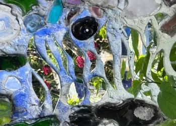 Da Artista Debora Muszkat, a exposição traz obras lúdicas criadas a partir de vidro reutilizado. (Divulgação)