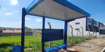 A cidade de Itapetininga está recebendo uma importante melhoria na infraestrutura de transporte público, com a implantação de novos abrigos de ônibus. (Divulgação/ Prefeitura de Itapetininga)