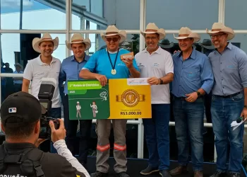 Eduardo Luís Rocca, eletricista da CPFL Santa Cruz, foi o grande campeão do Rodeio de Eletricistas realizado em Jaguariúna. (Dviulgação)