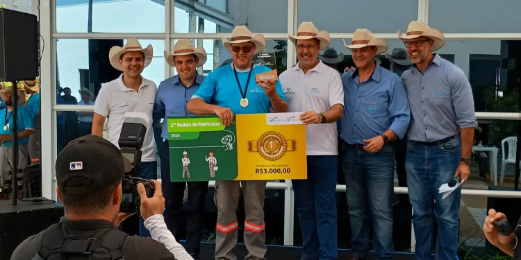 Eduardo Luís Rocca, eletricista da CPFL Santa Cruz, foi o grande campeão do Rodeio de Eletricistas realizado em Jaguariúna. (Dviulgação)