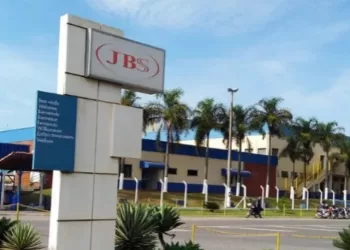 A JBS é uma empresa multinacional brasileira que atua na produção de alimentos, couros, e outros produtos. (Divulgação)