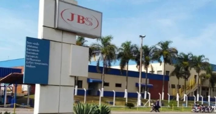 A JBS é uma empresa multinacional brasileira que atua na produção de alimentos, couros, e outros produtos. (Divulgação)
