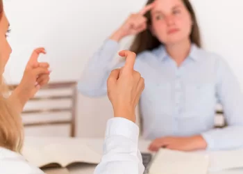 Libras é a sigla para Língua Brasileira de Sinais, uma língua gestual-visual que é utilizada pela comunidade surda no Brasil.