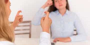 Libras é a sigla para Língua Brasileira de Sinais, uma língua gestual-visual que é utilizada pela comunidade surda no Brasil.