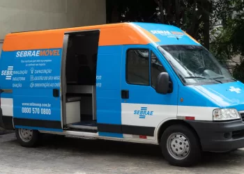 O Sebrae Móvel é um escritório itinerante que leva conhecimento a futuros empreendedores e a quem pretende tornar sua empresa mais competitiva por meio de atendimento presencial personalizado. (Divulgação)