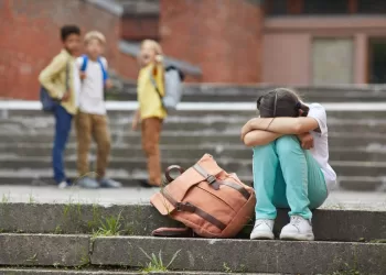 Bullying é a prática de atos de intimidação sistemática, repetitiva e intencional que causem violência física ou psicológica. (Dviulgação)