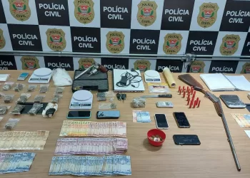 Em outros endereços também foram localizados um simulacro de arma de fogo, dois veículos (um VW/Jetta e uma motocicleta Honda/Bis), cadernos com anotações da contabilidade do tráfico e materiais usados na preparação e embalagem dos entorpecentes.