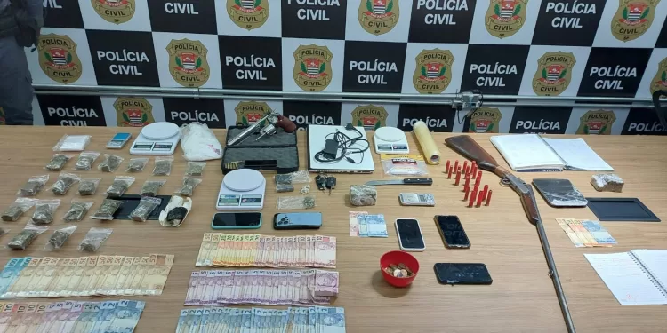 Em outros endereços também foram localizados um simulacro de arma de fogo, dois veículos (um VW/Jetta e uma motocicleta Honda/Bis), cadernos com anotações da contabilidade do tráfico e materiais usados na preparação e embalagem dos entorpecentes.