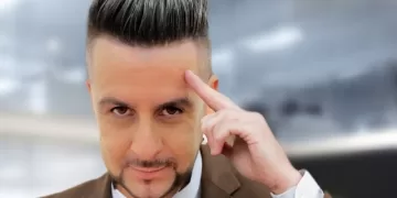 Rodrigo MonSil é um palestrante, treinador comportamental e especialista em comunicação persuasiva e ilusionismo. (Divulgação)