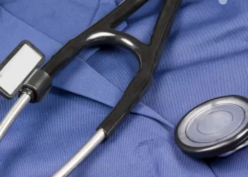 O profissional de enfermagem é um profissional da saúde que atua na promoção, prevenção, recuperação e reabilitação da saúde. (Divulgação)