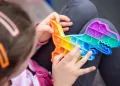 O autismo é um transtorno no desenvolvimento do cérebro que afeta a capacidade de relacionamento com pessoas e o ambiente. (Divulgação)