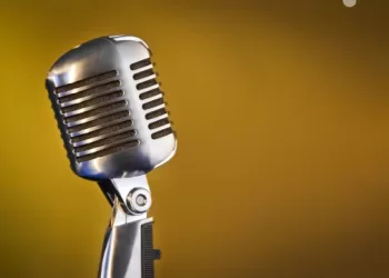 A ação, conduzida pela professora Kátia Baroni, visa democratizar o acesso à cultura e ao ensino vocal, além de fomentar o desenvolvimento artístico da população. (Dviulgação)