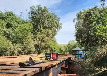 O acesso, com 20 metros de extensão por 5 metros de largura, foi totalmente reconstruído com a utilização de madeiras nobres, garantindo assim, maior durabilidade ao projeto. (Divulgação/Prefeitura de Itapetininga)