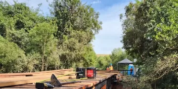 O acesso, com 20 metros de extensão por 5 metros de largura, foi totalmente reconstruído com a utilização de madeiras nobres, garantindo assim, maior durabilidade ao projeto. (Divulgação/Prefeitura de Itapetininga)