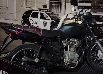 Após abordagem, foi constatada divergência no emplacamento do veículo. (Divulgação)