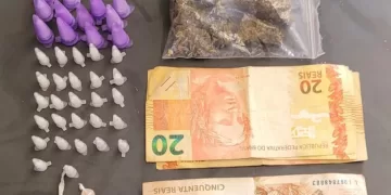 Durante a averiguação, foram localizadas no local 42 porções de cocaína (entre pinos grandes e pequenos), 3 pedras de crack, aproximadamente 20 gramas de maconha. (Divulgação)