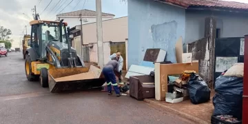 Foram feitas 28 viagens de caminhões para retirar os materiais. (Dviulgação)